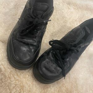 Nike Black Low-Top Sneakers Lace-Up Design